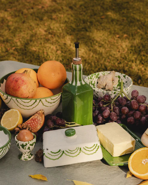 Handgemaakte oliefles en saladekom