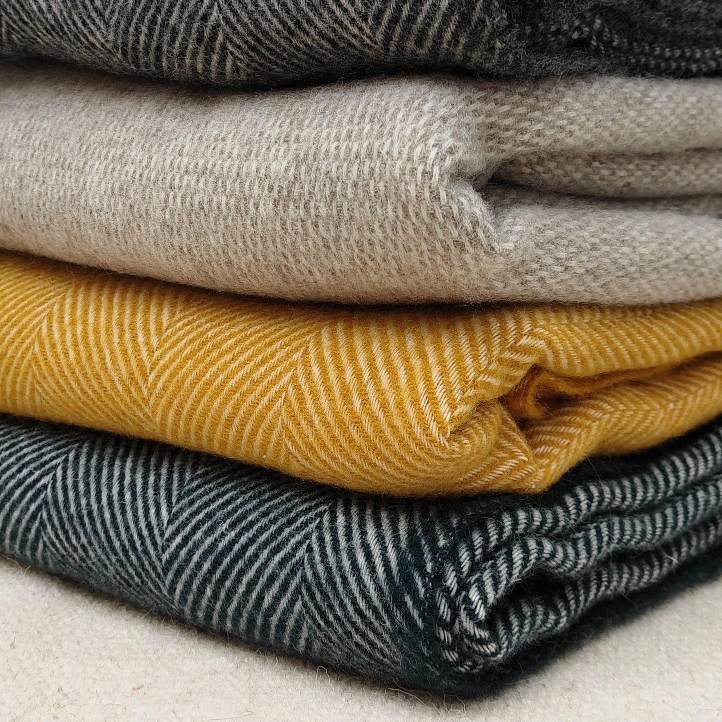 Anthracite Herringbone wollen plaid