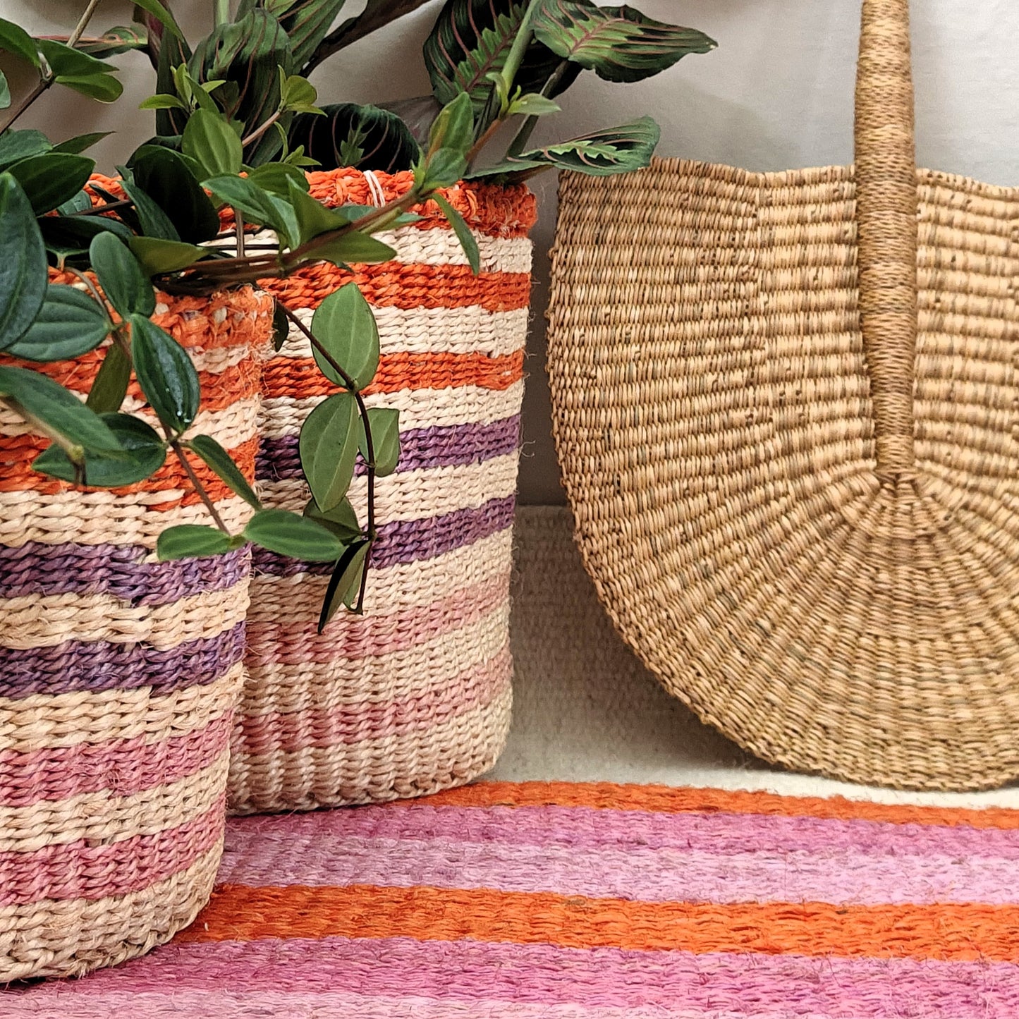 SAFIRI : Panier de rangement tissé à rayures orange, rose et violet